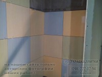 Облицовываем стену и внутренний угол плиткой. Облицовываем стену и внутренний угол плиткой.