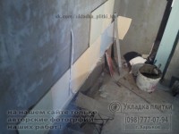 Укладка первых рядов плитки. Укладка плитки, первые ряды.